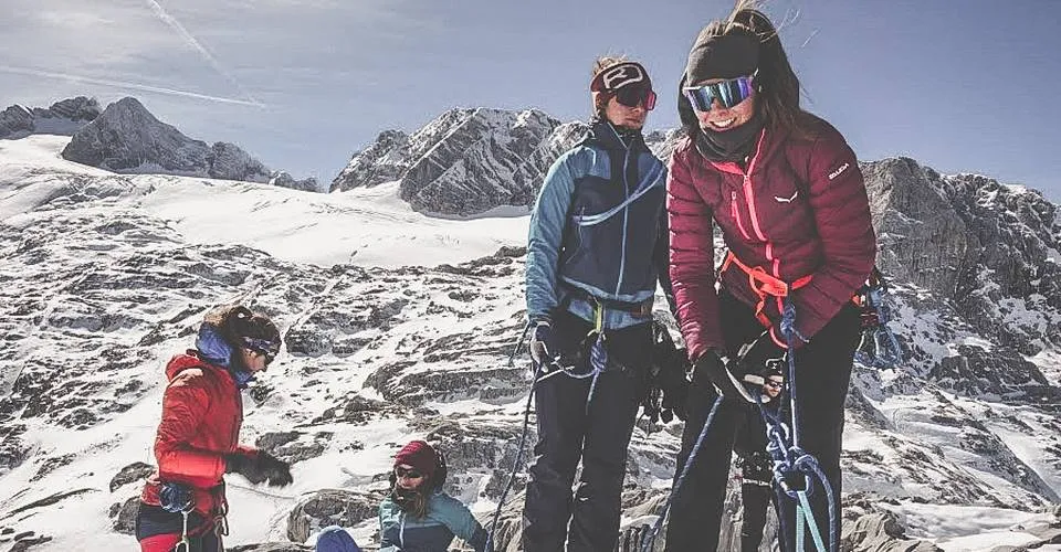 Standplatzbau beim Hochtouren und Gletscherkurs für Einsteiger, Simonyhütte