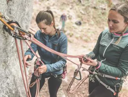 Abseiltechnik beim Kletteranfängerkurs in der Steiermark