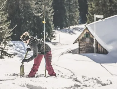Lawinenunfallsimulation beim Skitourenkurs für Einsteiger